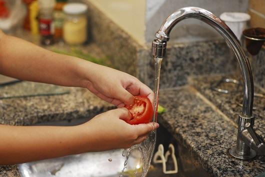 Covid-19: Pesquisador esclarece dúvidas sobre contaminação de alimentos